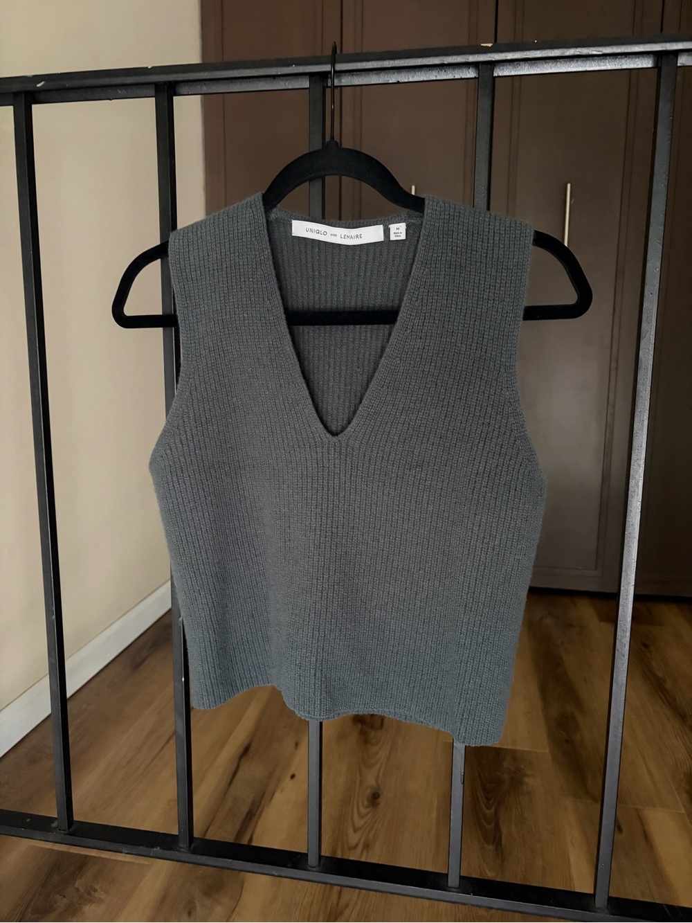 Uniqlo Ribbed V-Neck Knit Vest in Gray
